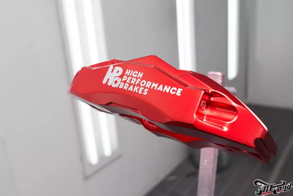 Окрас суппортов High Performance Brakes в красный Кэнди с нанесением логотипа.